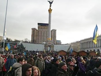 На Евромайдане в Киеве митингуют 10 тысяч человек фото