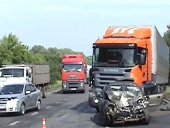 ДТП на запорожской трассе: «Ланос» на скорости врезался в КамАЗ фото