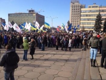 150 митингующих стоят под Запорожской ОГА фото