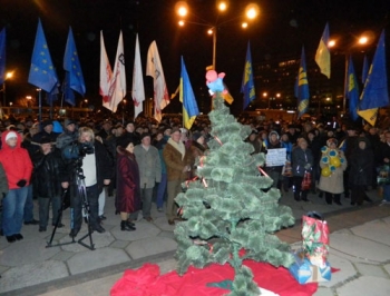 Евромайдан набирает обороты: в Запорожье мэра города повесили на дереве фото