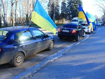 Запорожцы евромитингуют автопробегом фото