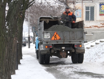 Мелитопольские дорожники всю ночь боролись с гололедом фото