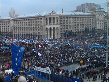 Хроника Евромайдана: митинг продолжается, баррикады возводятся фото