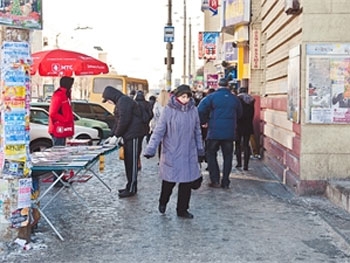 Зима в Запорожье калечит людей и разбивает машины фото