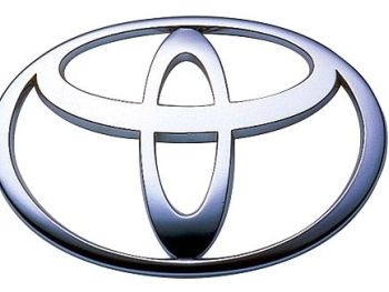 Toyota оборудует парковки беспроводной зарядкой для гибридов фото