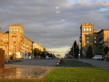 Запорожцев просят не оставлять авто на проспекте фото