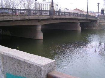 В Харьковской области автомобиль упал с моста: четверо погибших фото