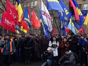 Евромайдан блокирует входы в МВД и требует отставки Захарченко фото