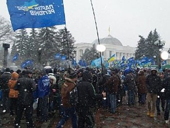 Новый антимайдан: регионалы собрали митинг в поддержку госбюджета фото