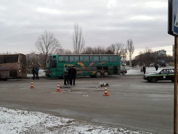 Жуткая авария в Запорожье: под колесами автобуса погибла женщина фото