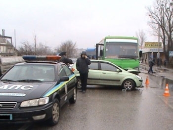 На выезде из Харькова в ДТП автобус насмерть сбил пешехода фото