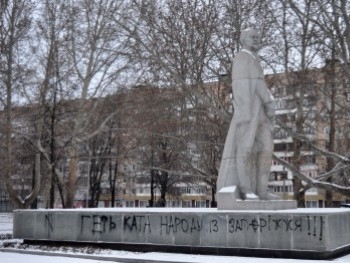 В Запорожье неизвестные обрисовали город «революционными» лозунгами фото