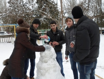 Мелитополь. Во дворе СШ № 25 поселились снеговики фото