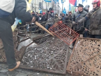 На Грушевского началась новая атака Беркута на митингующих фото