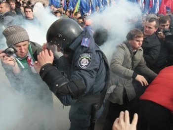 С колоннады в Киеве упало двое фото