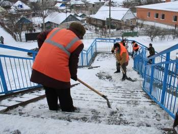 Пешеходный мост авиагородка чистят только после жалоб? фото