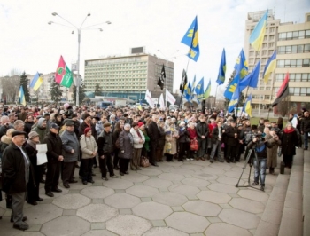 Активисты запорожского Евромайдана штрумуют здание обладминистрации фото