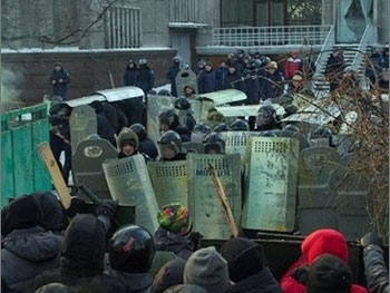 В Днепропетровске открыли огонь по митингующим, около 100 задержанных фото