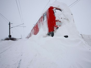 Возле запорожского храма застрял грузовик фото