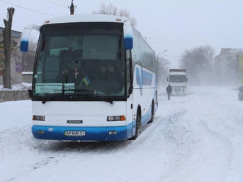 Запорожские спасатели освободили автобус с пассажирами из снежного плена фото