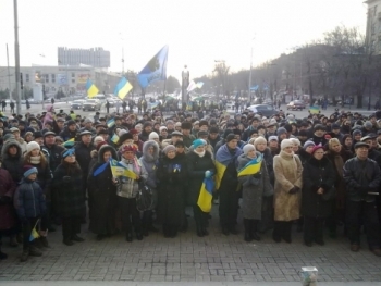 Запорожские активисты Евромайдана провели пикет у здания суда фото