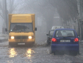 Талая вода топит улицы и квартиры Мелитополя фото