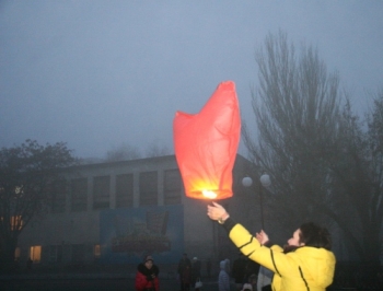 Влюбленные отпускали сердца в небо фото