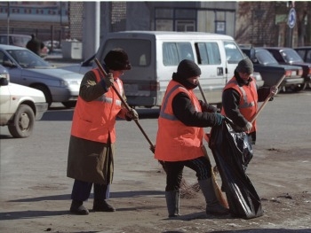 В Запорожье активно убирают улицы фото