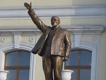 В Украине массово ломают памятники Ленину фото
