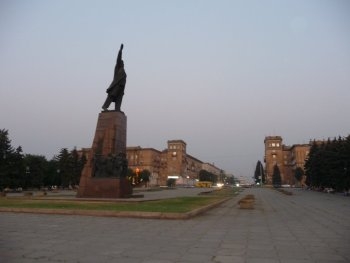 В Запорожье повалили памятник Ленину фото