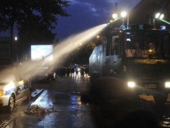 Активисты Евромайдана захватили милицейский водомет фото