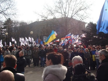 В Крыму пророссийские активисты заблокировали Верховный Совет и требуют референдум о независимости фото