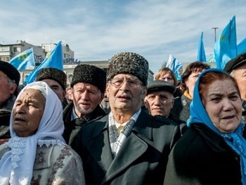 Несколько сотен крымских татар митингуют у здания парламента Крыма фото