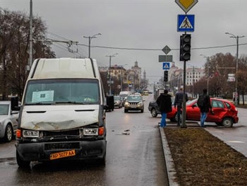 В Запорожье произошла авария с участием маршрутки фото