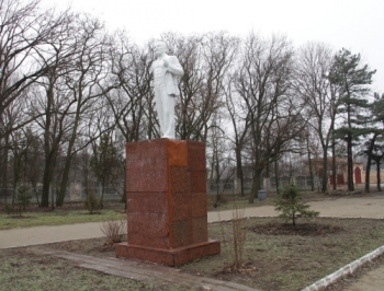 Памятник В. И. Ленина в центральном городском парке «побелили» фото