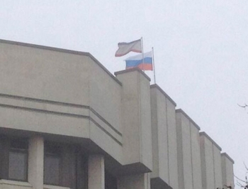 Вооруженные люди захватили парламент и правительство Крыма и вывесили российские флаги фото