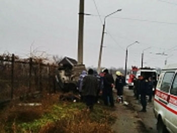 В Запорожье автомобиль врезался в столб: двое погибших фото