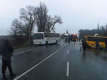 Блокпосты с автоматчиками на въездах и выездах из Крыма фото