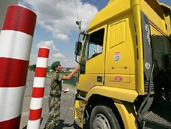 Пограничники не пропустили в Украину полторы тысячи россиян фото