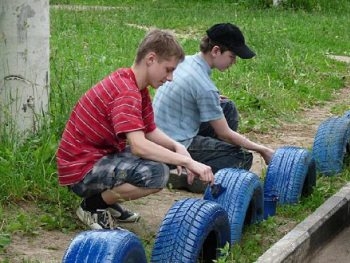 В Макеевке подростков использовали в качестве рабсилы фото