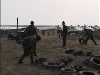 В Херсонской области оккупанты заминировали и обтянули колючей проволокой границу фото