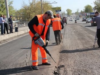 Запорожские власти планируют получить средства на ремонт дорог фото