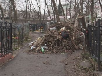 Запорожские кладбища убирают к поминальным дням фото