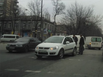 В центре Запорожья столкнулись две легковушки фото