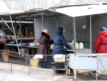 На восьми городских рынках пустует больше полутысячи прилавков фото