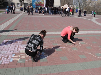 День здоровья в ВПУ отпраздновали конкурсной физзарядкой, кроссом и рисунками на асфальте фото