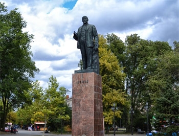 В Бердянске памятник Ленину облили краской фото