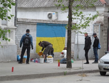 Мелитополь продолжают украшать национальной символикой фото