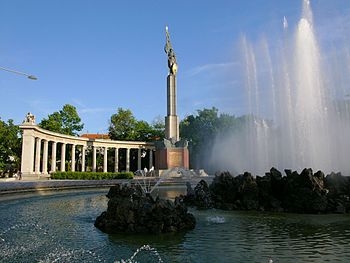 В Вене памятник советским воинам сделали сине-желтым фото