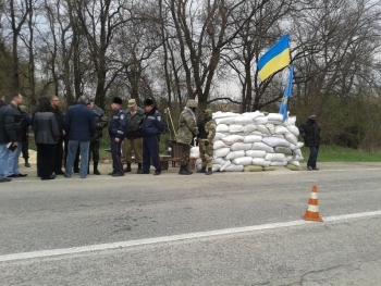 Запорожцы поддерживают военных на блокпостах фото